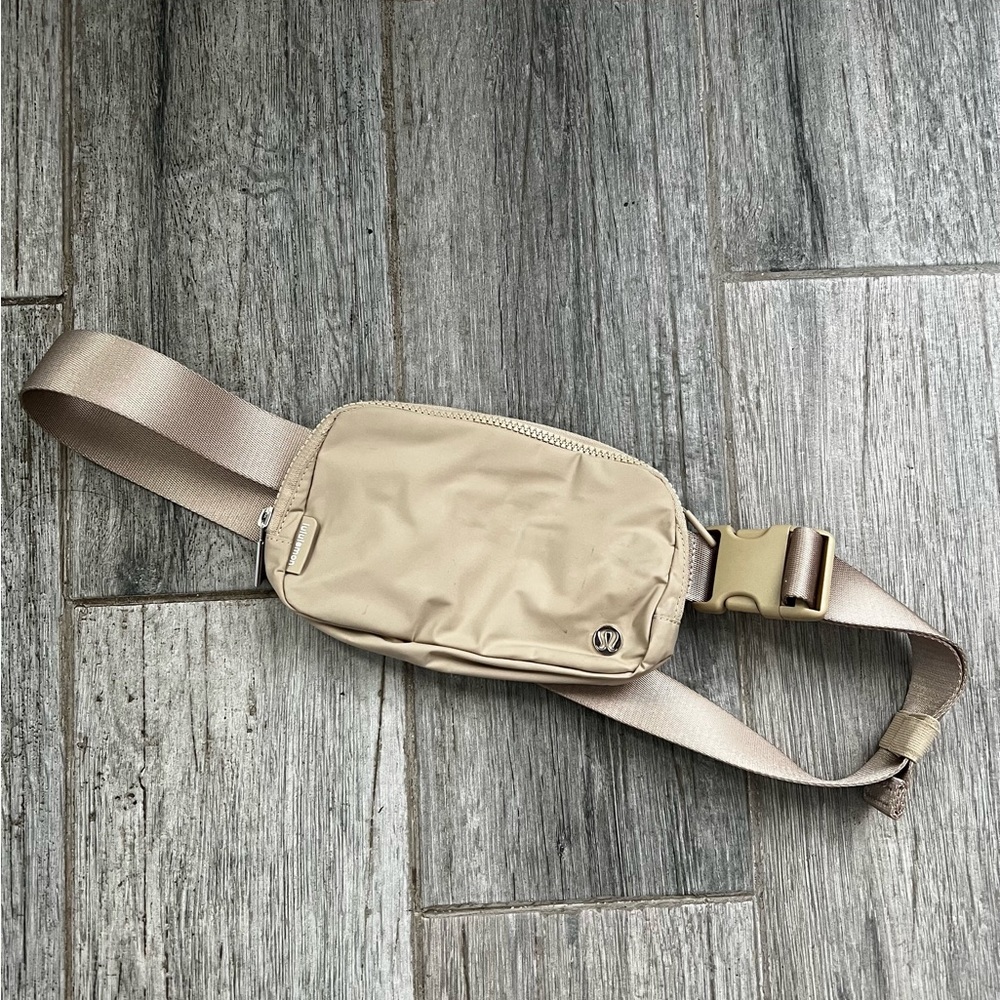 Lululemon everywhere belt bag